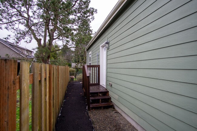 Building Photo - 1846 SE Harold St