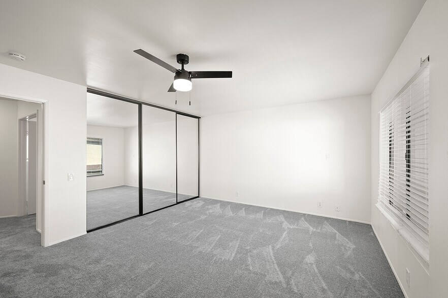 Building Photo - 3216 Caminito Eastbluff