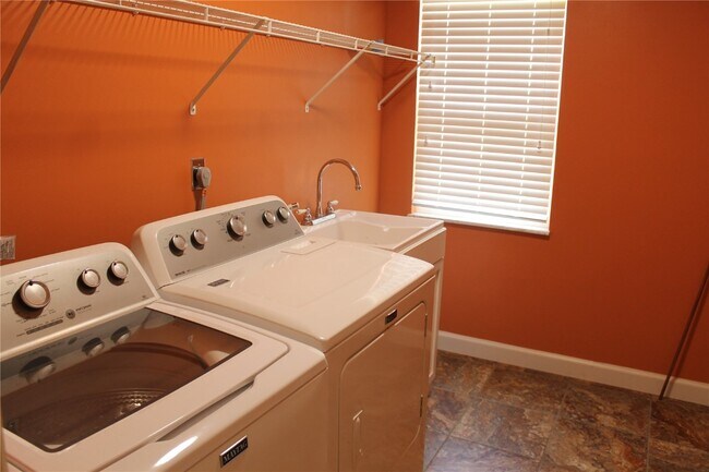 Building Photo - 5 Bluefield Ct