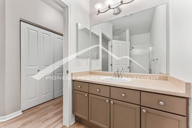 Building Photo - Charming condo with Central AC and Garage Parking Space!