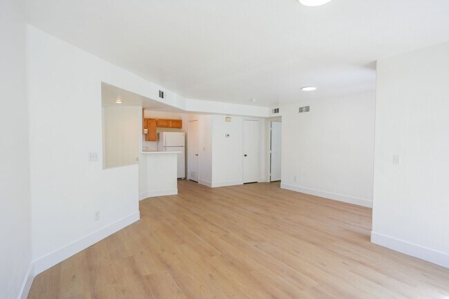 Building Photo - 4555 E Sahara Ave