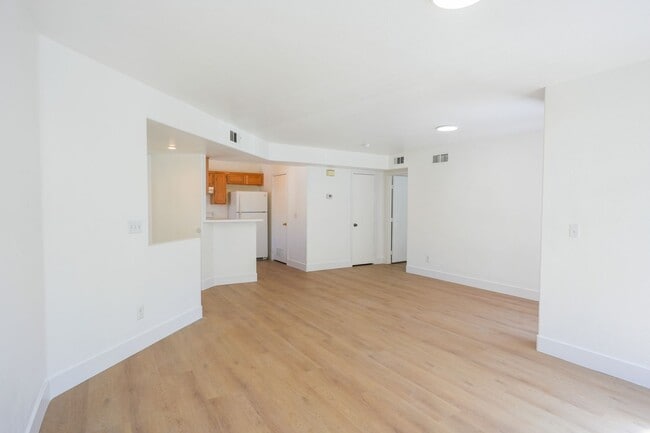 Building Photo - Beautifully Updated 2-Bedroom Condo in a Gated Community