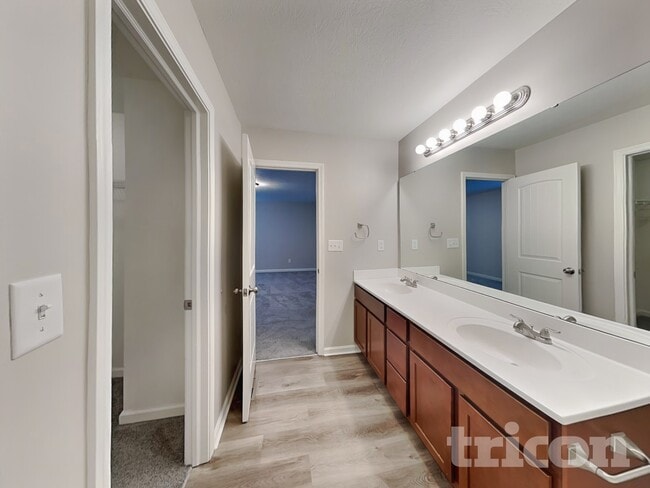 Building Photo - 906 W Clinton St