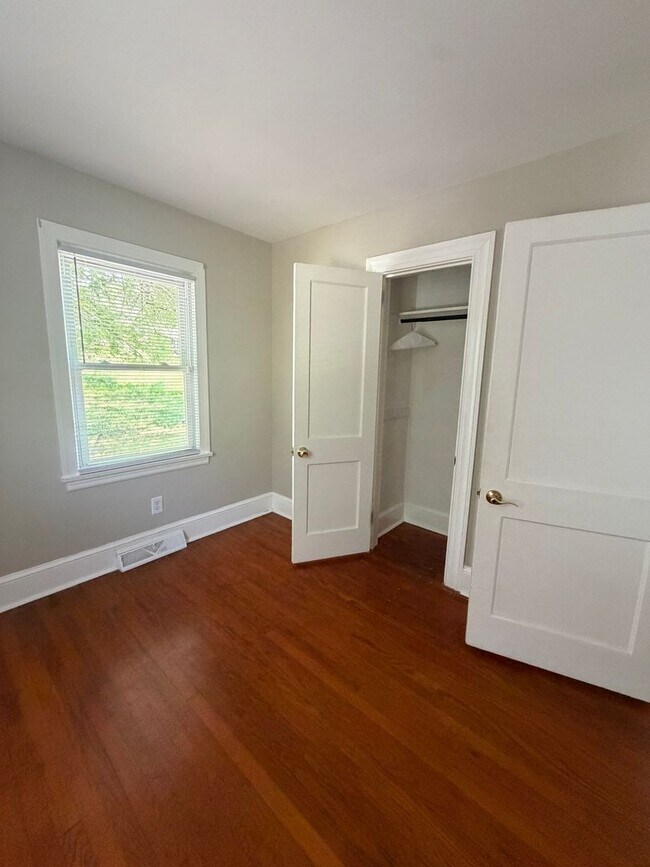Building Photo - 2 Bed 1 Bath Home