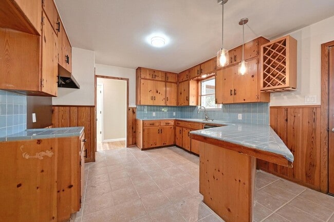 Building Photo - 1900 Cedar Ave