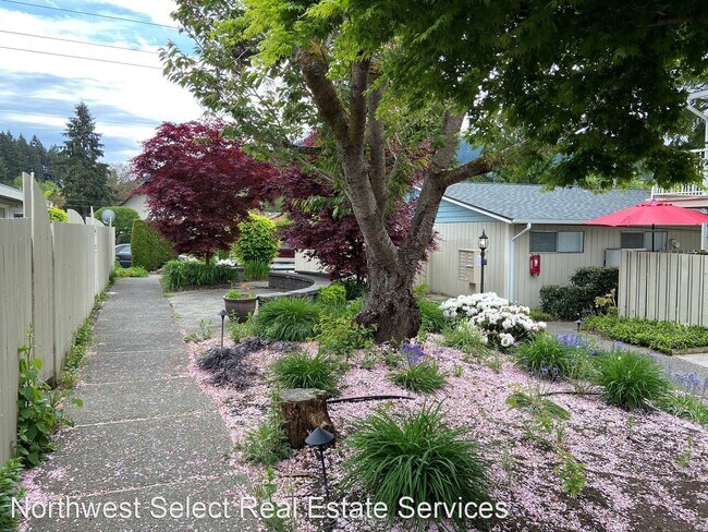 Building Photo - 420 E Sunset Way