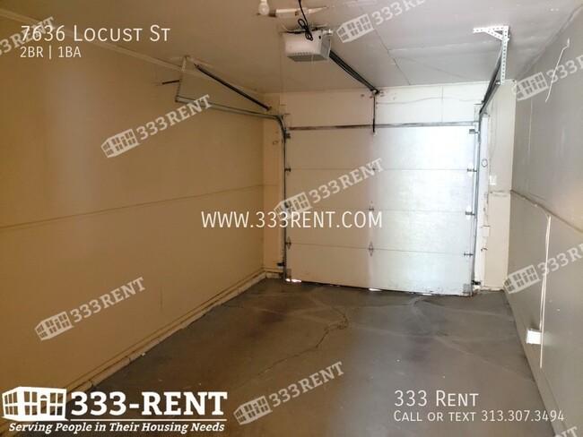 Building Photo - Location and convenience at your charming ...