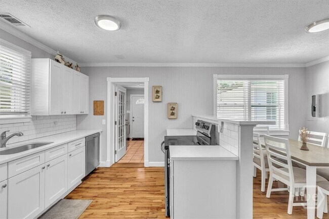 Building Photo - 404 E 66th St