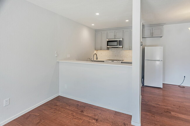 Building Photo - 363 Eden Roc Dr