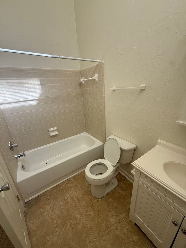 Building Photo - Sun-Filled 2/2 with Stainless Appliances & New Carpet