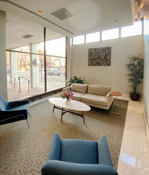 Lobby waiting area - 6171 N Sheridan Rd