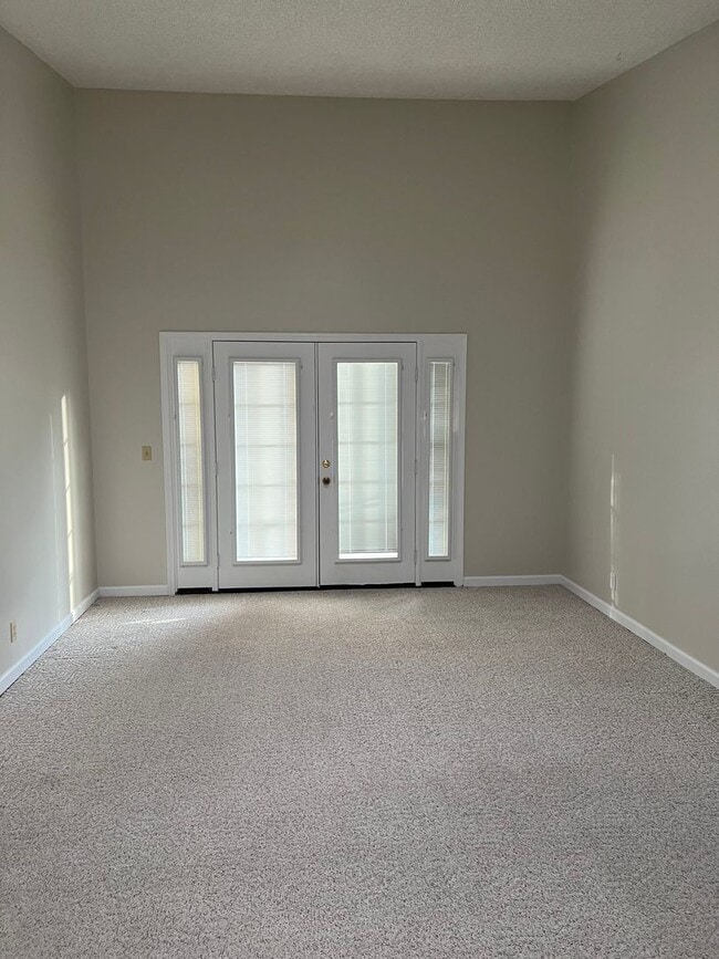 Building Photo - Please contact Vaughn Realty to set up an ...