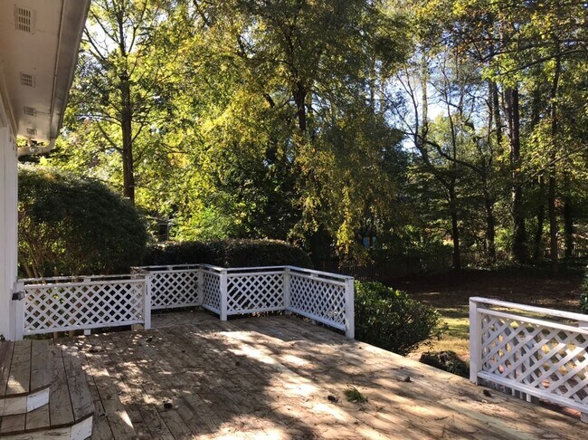 Building Photo - Great 4 Bedroom 2.5 Bath home in East Cobb...