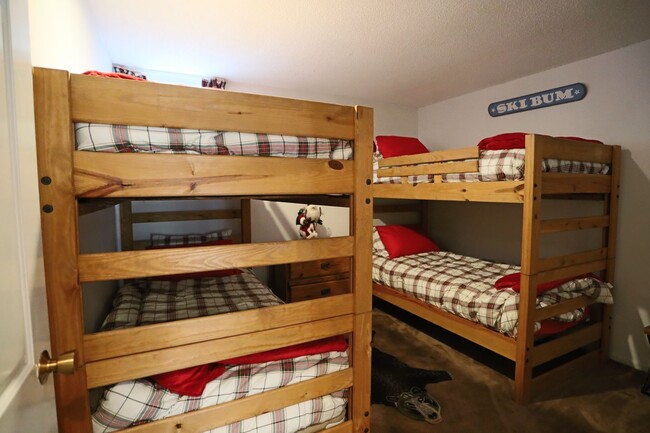 Building Photo - Seasonal 6 Month Lease Available!  $1,700/ mo Charming Two-Bedroom Condo in Waterville, NH!