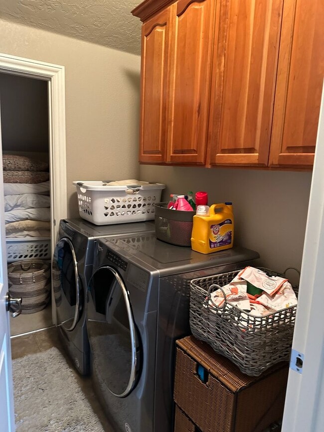 Building Photo - Stunning home on the OGA course