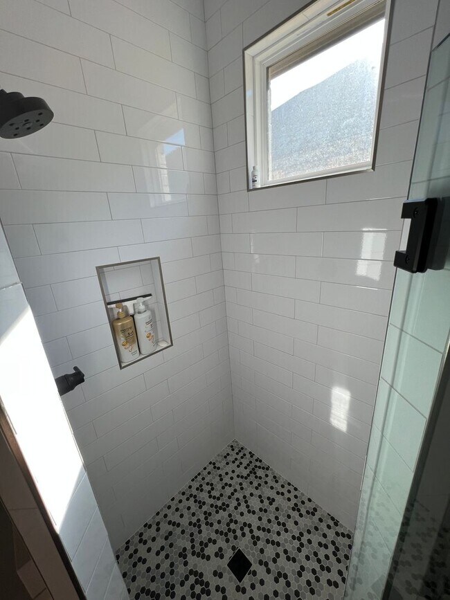 Building Photo - 4 Bedroom 3 bath in Escondido Ranch!