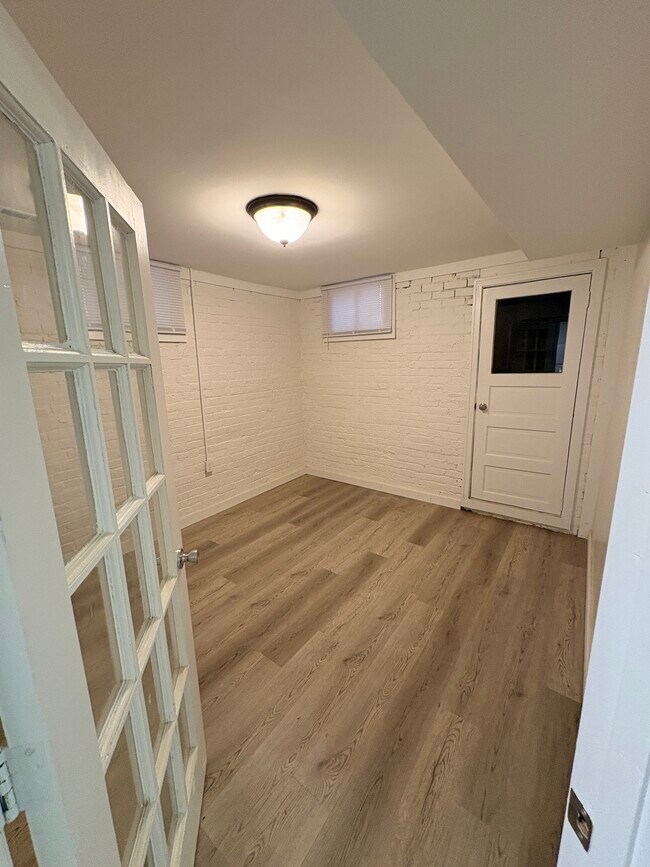 Building Photo - Forest Avenue