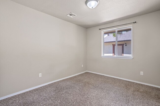 Building Photo - Prime SE Boise 3bd/2ba Townhome with 2-Car Garage