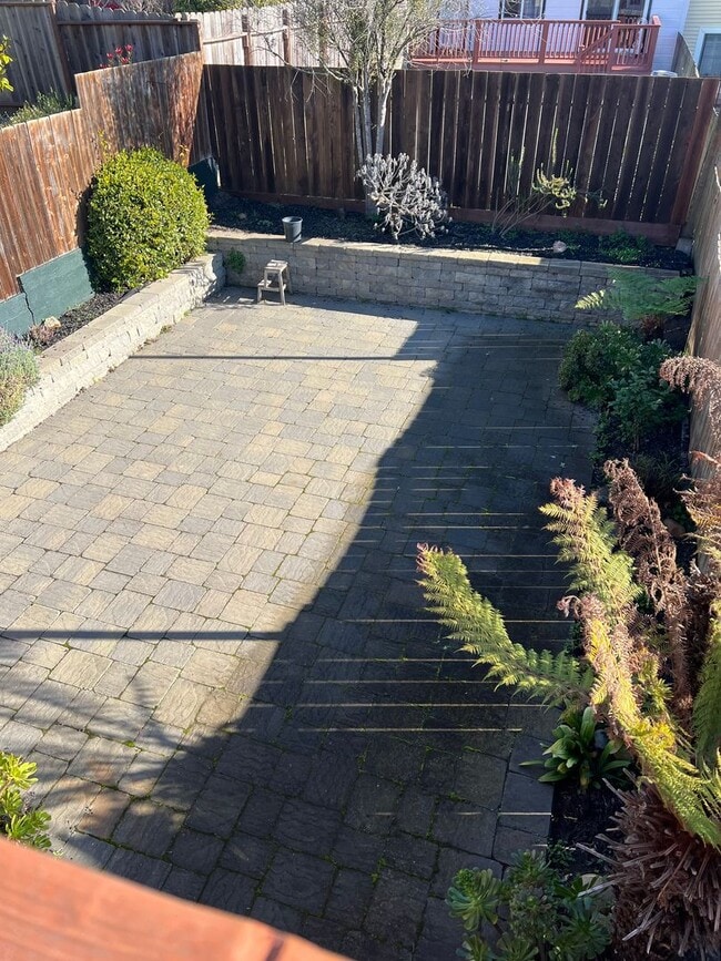 Building Photo - SPACIOUS PARKSIDE SINGLE-FAMILY HOME WITH ENCLOSED PATIO — AVAILABLE NOW!