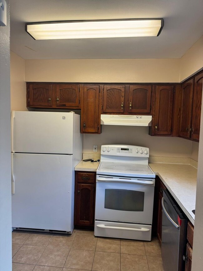 Building Photo - Recently Renovated 2 Bed 1 Bath Ready To M...