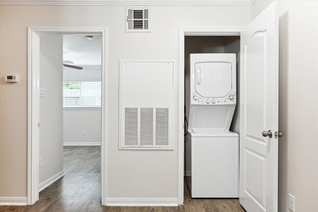 Building Photo - 427 W 16th St