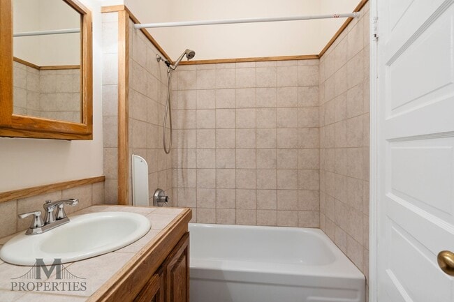 Building Photo - Updated Edwardian Style Noe Valley Flat - ...