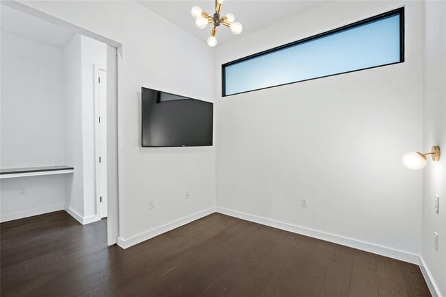 Building Photo - 800 Embassy Dr