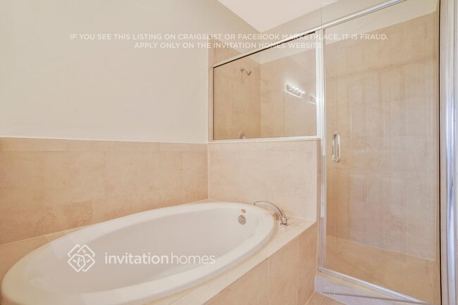 Building Photo - 132 NE 27th Terrace