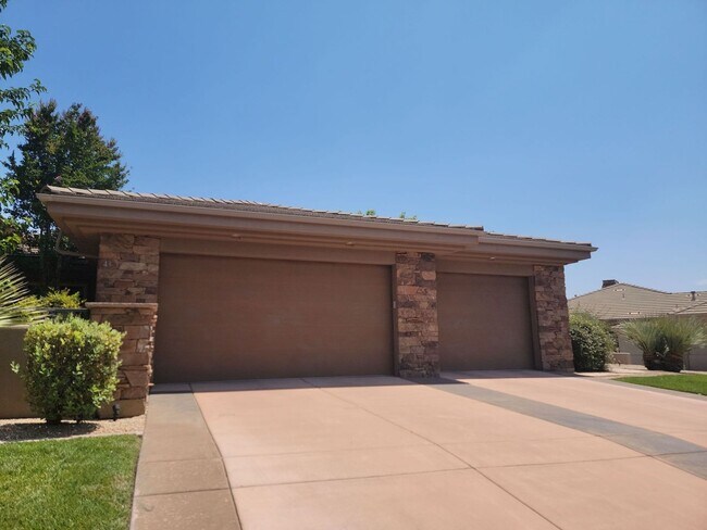 Building Photo - Stylish 4 Bedroom Home with Large Living S...
