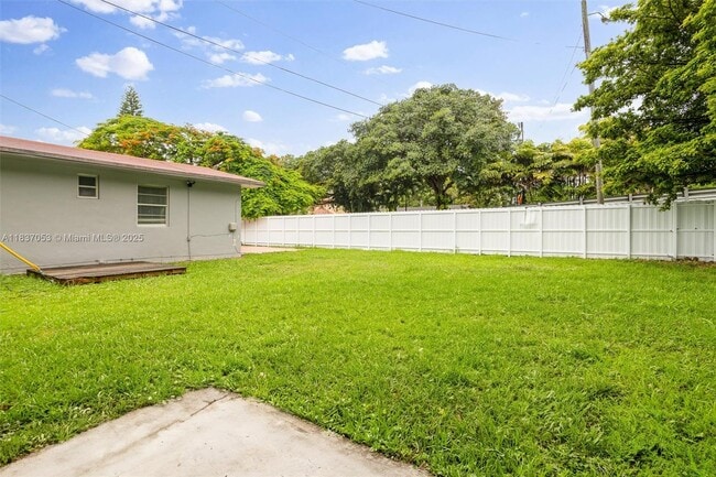 Building Photo - 3240 SW 69th Ave