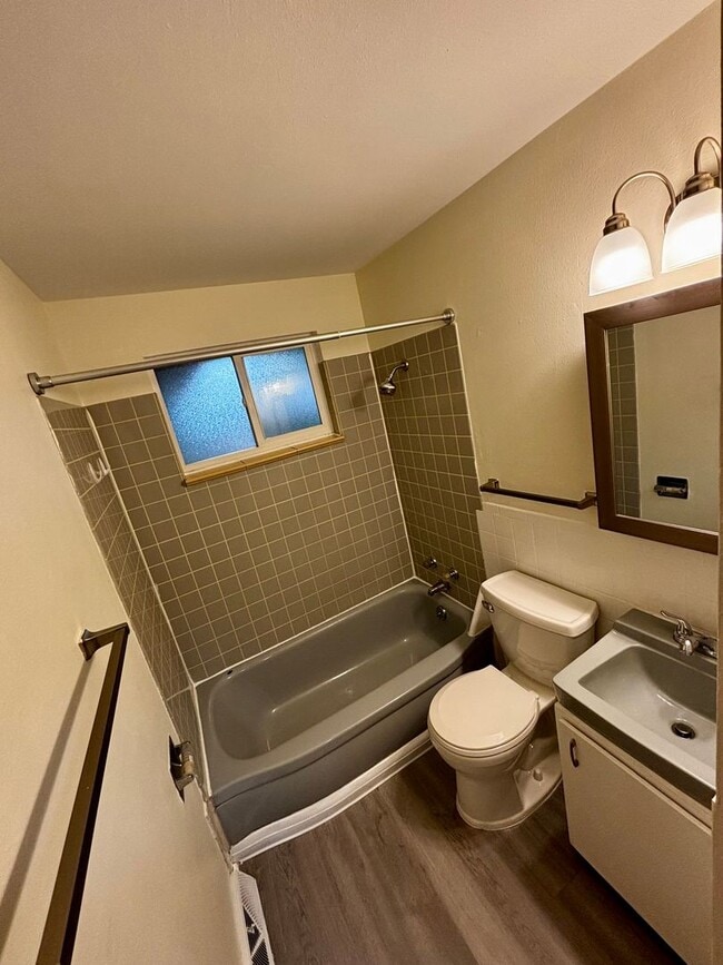 Building Photo - Remodeled Duplex Just Minutes from Old Tow...
