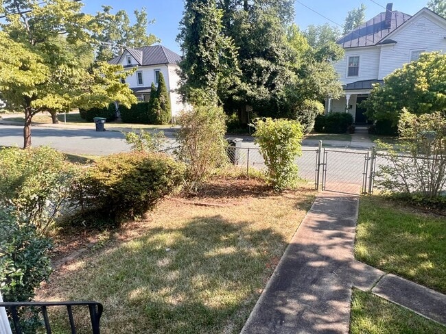 Building Photo - 1104 Little High St