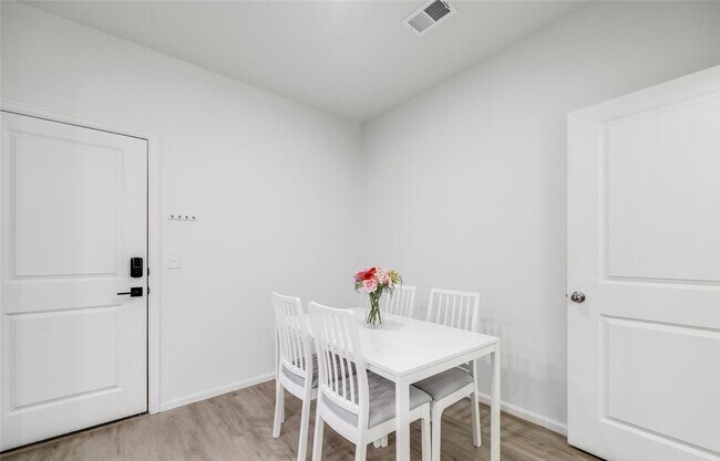 Building Photo - Updated 2BD, 2.5BA Townhome in Centennial ...