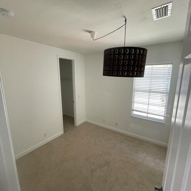 Building Photo - 642 Castle Dr