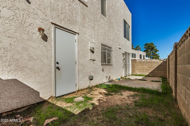 Building Photo - 16021 N 25th Dr