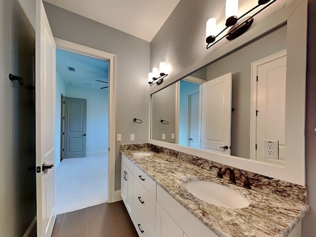 Building Photo - 1240 Poinsettia Ave