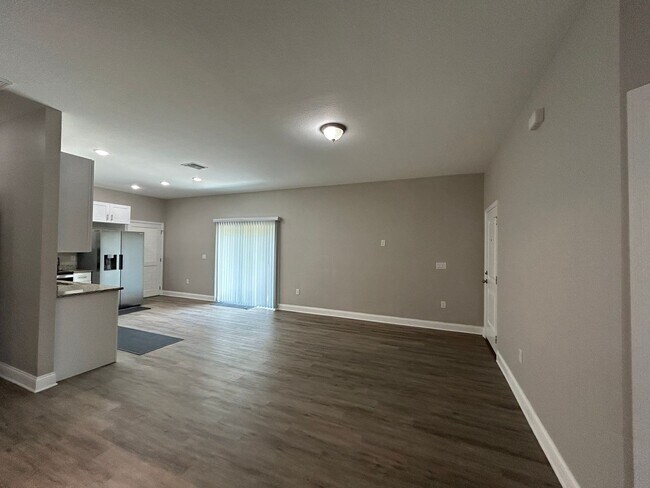 Building Photo - Renovated 3 Bedroom, 2 Bath Duplex Home in...
