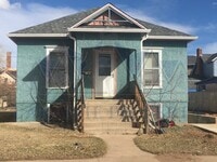 Building Photo - 3 Bedroom 1 Bathroom Apartment