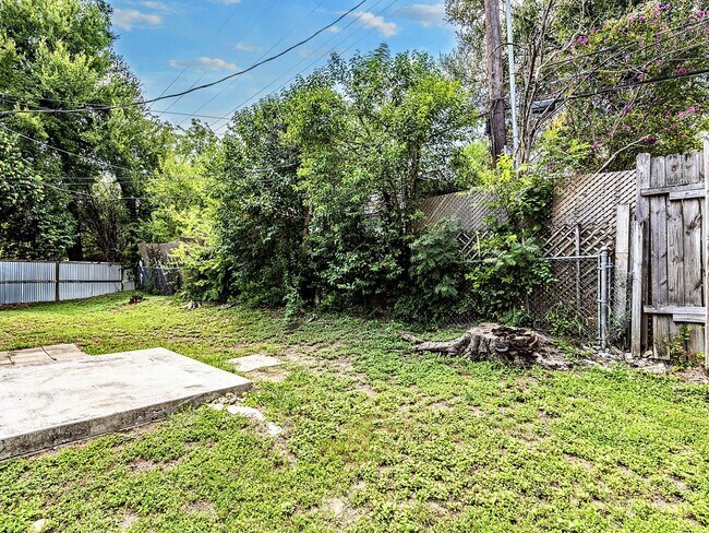 Building Photo - 2401 La Casa Dr