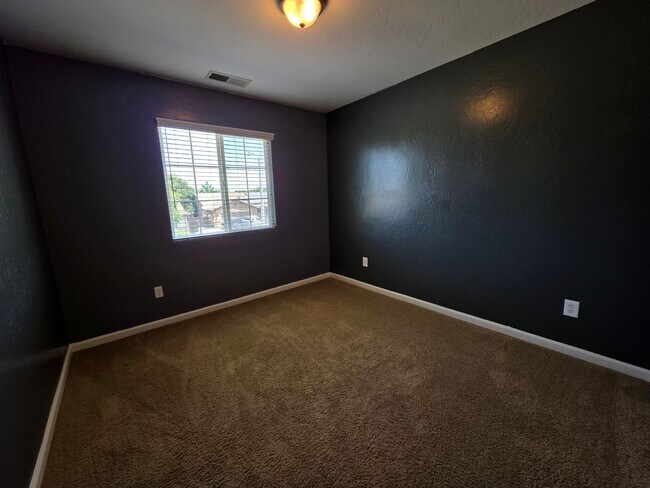 Building Photo - 4 bedroom 3 bathroom in SE Visalia!