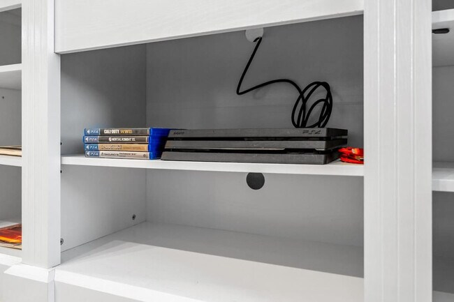 Building Photo - 13075 Old West Ave