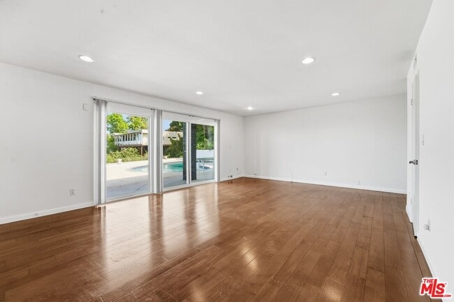 Building Photo - 3329 Dona Rosa Dr