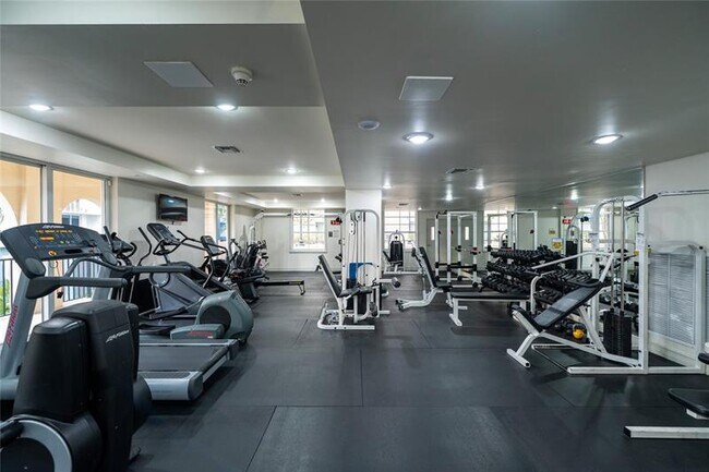 Building Photo - 520 SE 5 Ave