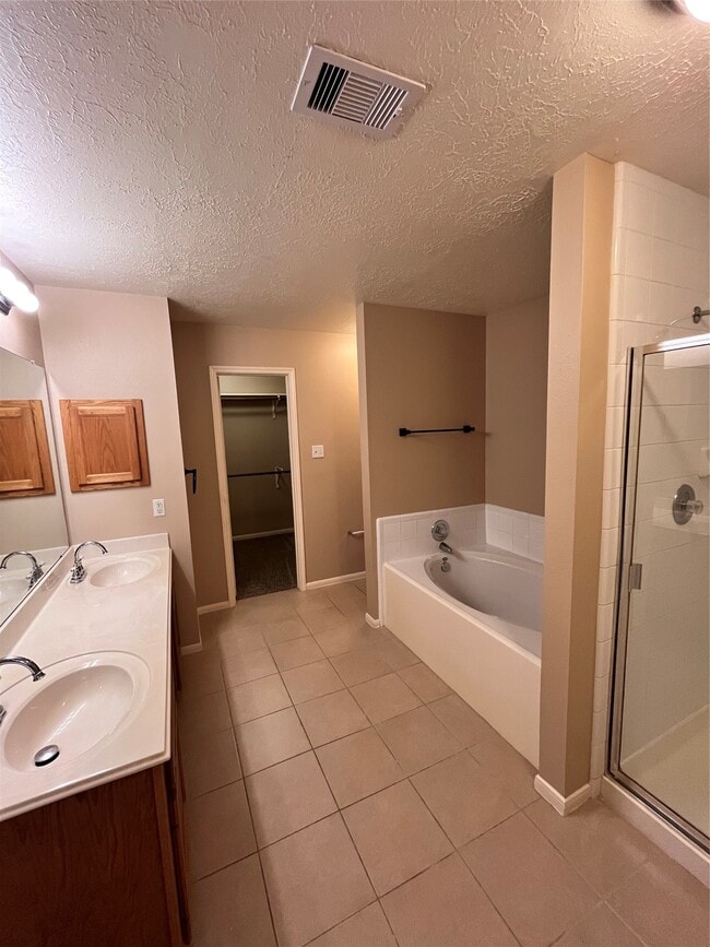 Building Photo - 16118 Cypress Valley Dr