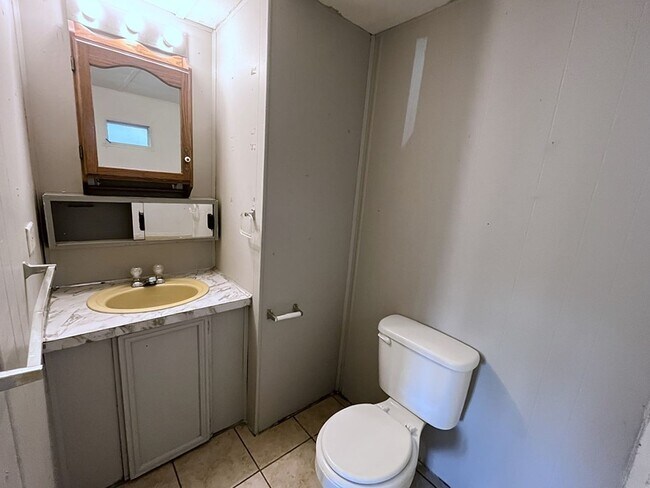 Building Photo - 1360 E Commercial St