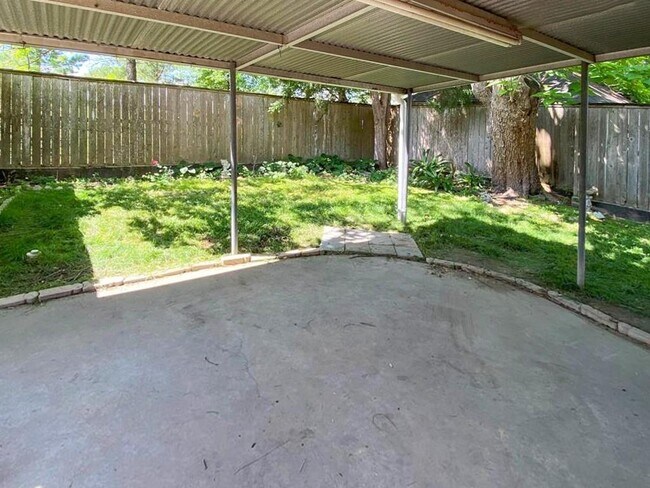 Building Photo - 6656 Sylvan Rd