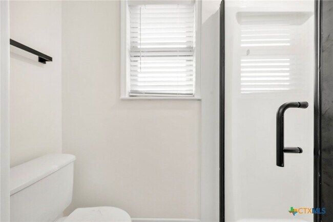 Building Photo - 3017 Oaklawn Dr