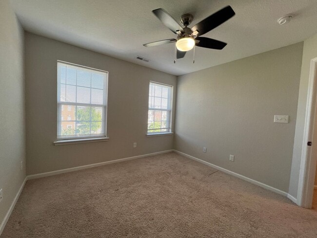Building Photo - Welcome home - Trilevel H20 Townhome!