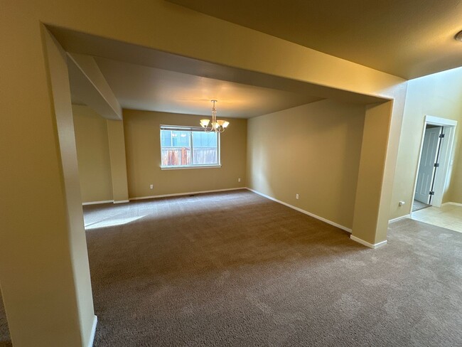 Building Photo - $500 Off 1st MONTH'S RENT, Eastside House,...