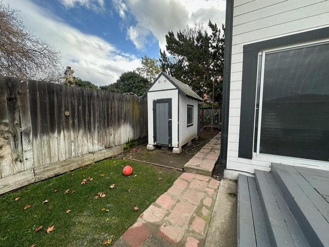 Building Photo - 315 W 3rd St